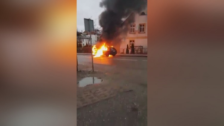 Samochód spłonął na środku drogi. Zobacz nagranie z akcji gaśniczej&#8230;