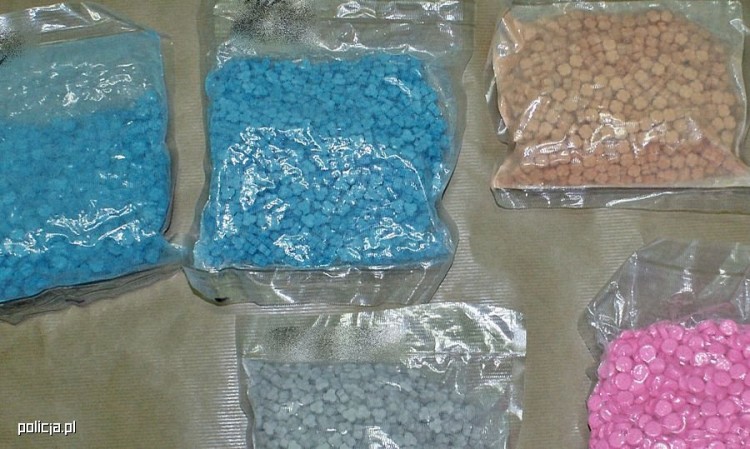 4911 tabletek ecstasy, pół kg amfetaminy i 5 g marihuany. Policja zatrzymała&#8230;