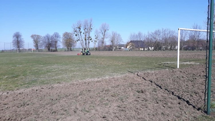 Prace na boisku sportowym w Gościszewie.