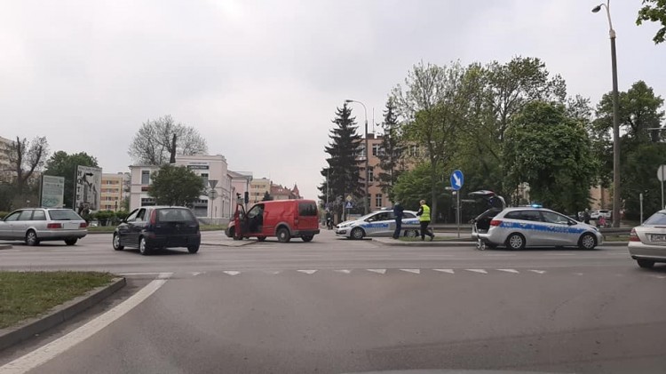 Zderzenie forda z volkswagenem w Malborku. Zobacz wideo i zdjęcia.