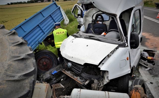 Fiatem staranował ciągnik rolniczy z przyczepą