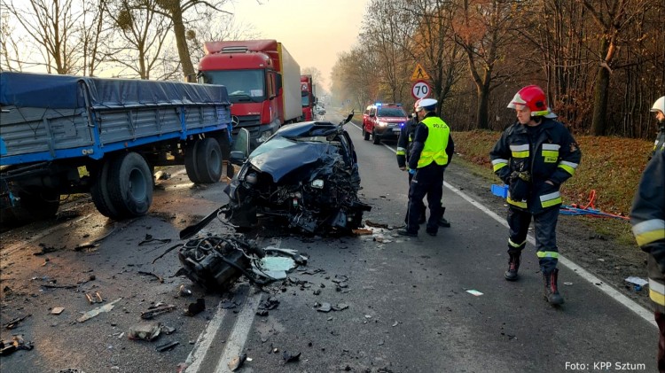 DK55: Zderzenie osobówki z ciężarówką. 22- latka w ciężkim stanie trafiła do szpitala. 