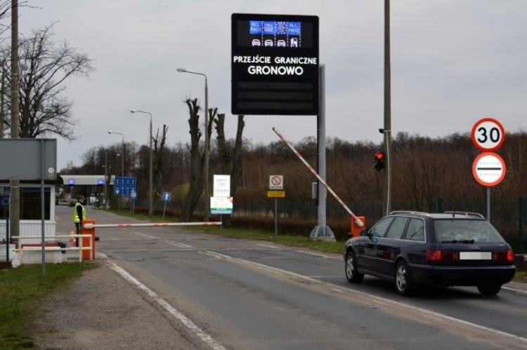 Czasowo wstrzymana odprawa na przejściu granicznym w Gronowie.