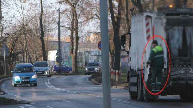 Na tyle śmieciarki po Al. Wojska Polskiego. Waszym zdaniem to bezpieczne?&#8230;