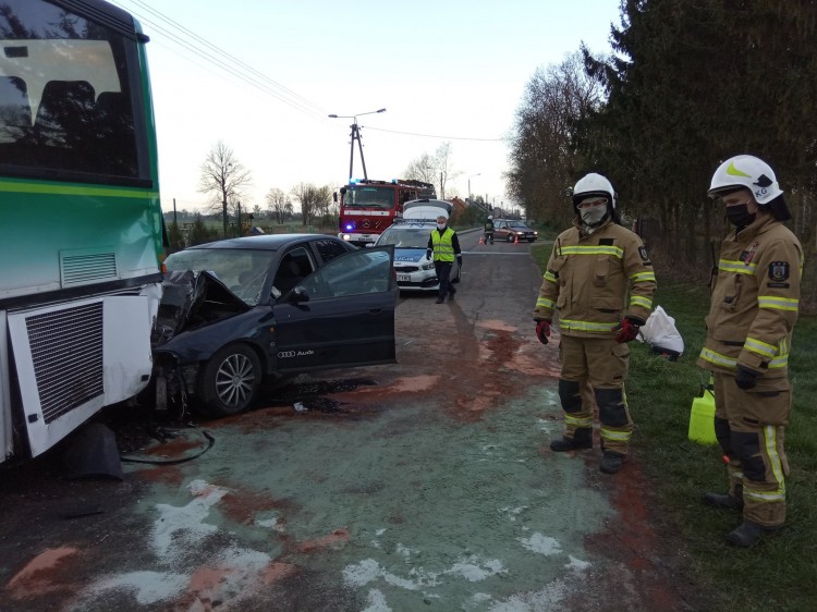 Pijana uderzyła osobówką w autobus. Pasażerkę zabrało LPR.