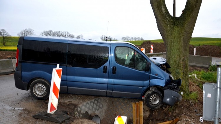 Jedna osoba trafiła do szpitala po zderzeniu auta z drzewem.