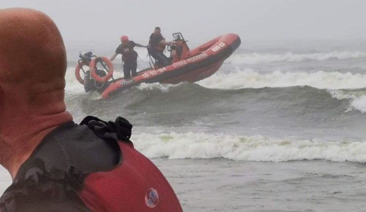 Kajakarze w wodzie - akcja ratunkowa na wodach Zatoki Gdańskiej. 
