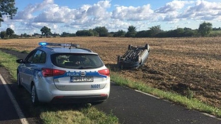 Pijany kierowca i bez prawka dachował w Laskach.