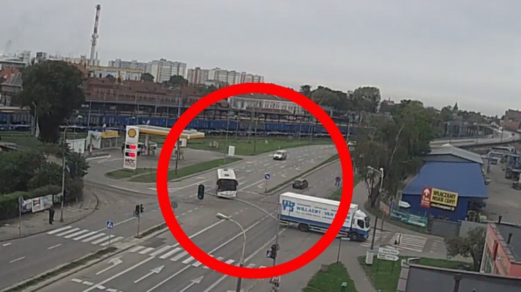 Niebezpieczny manewr kierowcy autobusu miejskiego na Wojska Polskiego&#8230;