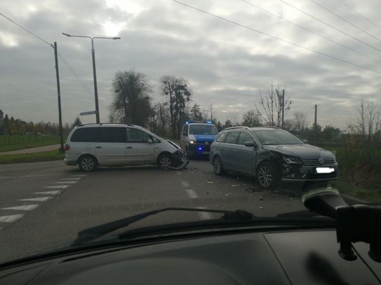 Malbork. Jedna osoba trafiła do szpitala po zderzeniu dwóch osobówek.