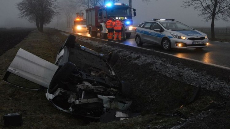 DK55. Dachowanie w Sylwestra. Kobieta trafiła do szpitala.