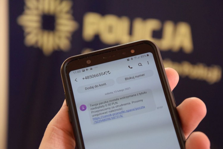 Dostałeś SMS-a z dopłatą do przesyłki? Uważaj - to oszustwo.