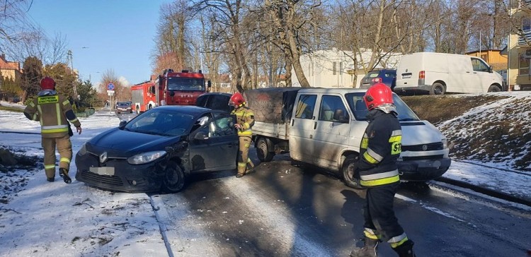 Zderzenie osobówek na oblodzonej drodze - raport sztumskich służb mundurowych.