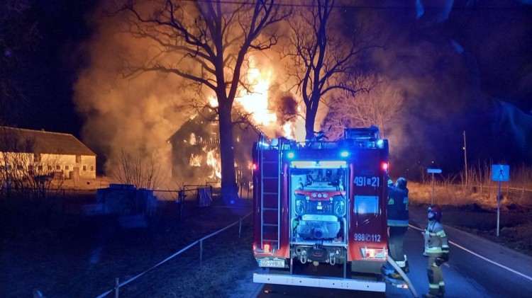 Pożar zabytkowego spichlerza w Lubieszewie – raport nowodworskich służb mundurowych.