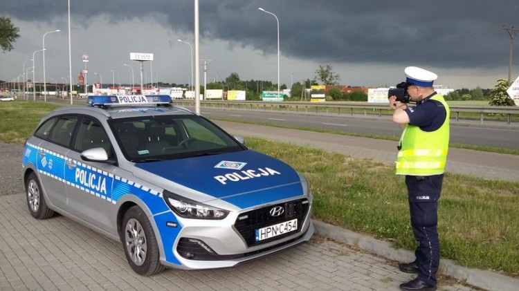 Malbork. Kierowcy, noga z gazu. Dzisiaj policyjne działania „Kaskadowy pomiar prędkości”.