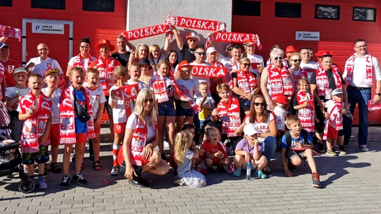 Miłoradz. Piknik kibica – mieszkańcy wspólnie przygotowywali się do meczu Polska-Słowacja.