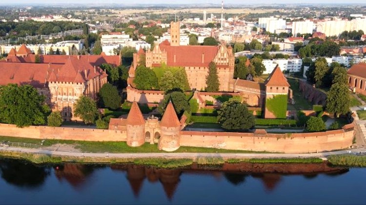 Ile osób pracuje w Muzeum Zamkowym w Malborku? – pyta mieszkanka.