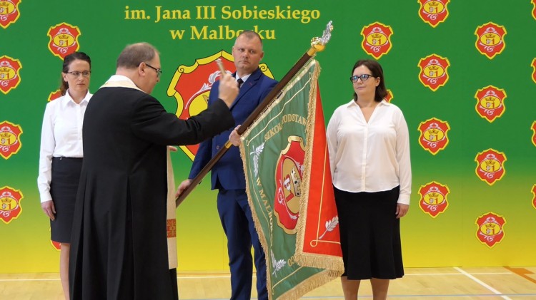 Malbork. Uroczystość nadania sztandaru Szkole Podstawowej nr 1.