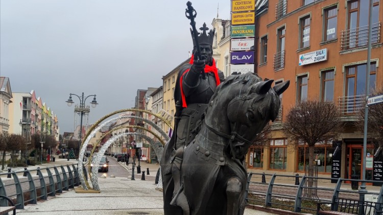 AKTUALIZACJA. Malbork. Zobacz, kto ukradł czapkę świętego Mikołaja…