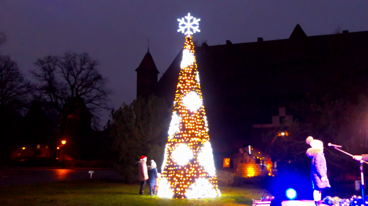 Malbork. Iluminacja zamkowej choinki - 15.12.2021 