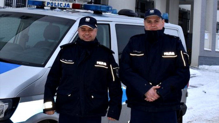 Malbork. Akcja na medal – policjanci uratowali starszego, wycieńczonego mężczyznę.