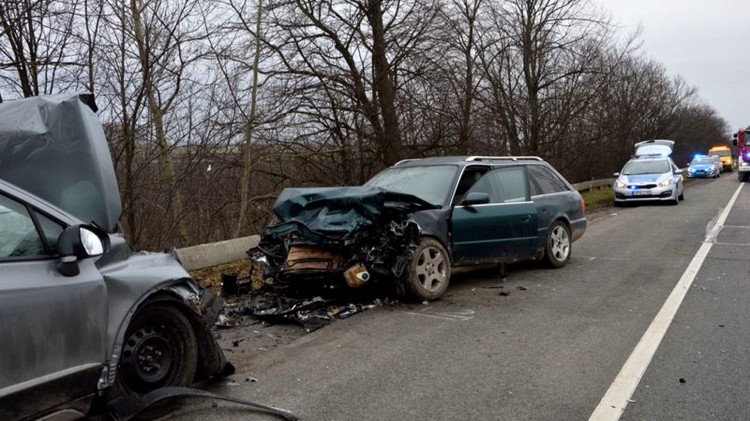 DK22. Dwie osoby w szpitalu po czołówce przed mostem w Knybawie.