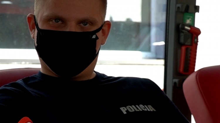 Nowy Dwór Gdański. Z okazji Walentynek policjant podarował prezent od serca.