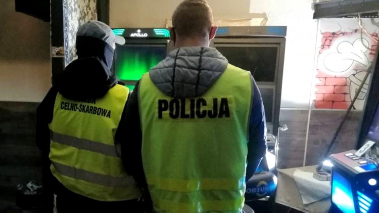 Malbork. Policjanci zabezpieczyli 7 nielegalnych automatów do gier hazardowych.