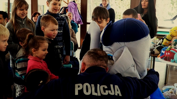 Nowy Dwór Gdański. Policyjna zbiórka dla uchodźców z Ukrainy – prezentacja policyjnej maskotki i psa służbowego.