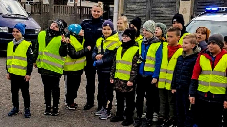 Nowy Dwór Gdański. Uczniowie SP2 z wizytą na komendzie policji.