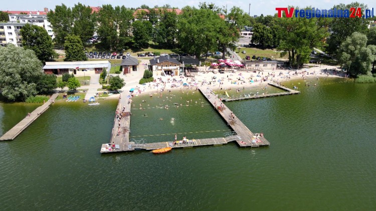 Plaża nad jeziorem Sztumskim z lotu ptaka. 