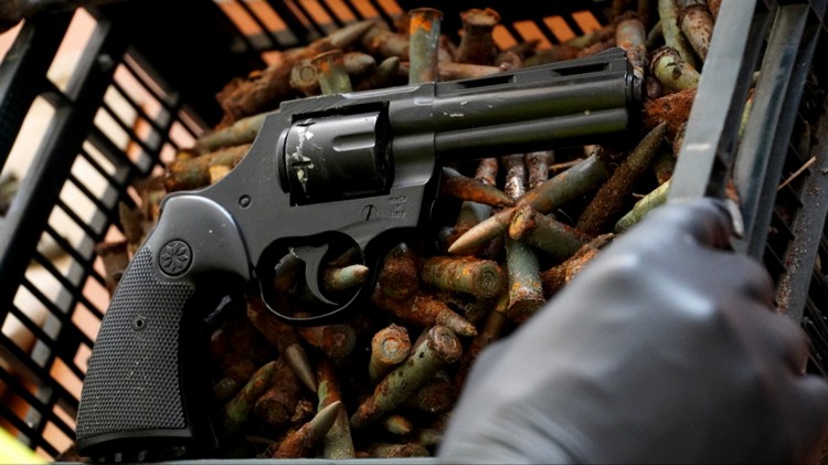 Krynica Morska. Nielegalny pistolet i prawie 800 sztuk amunicji.