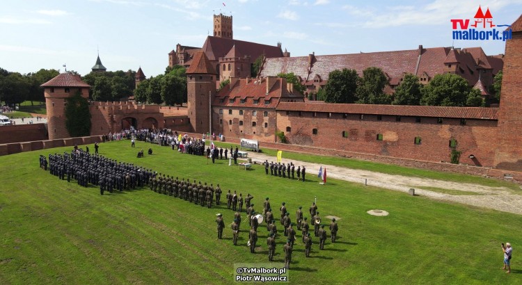 Malbork. Uroczysty apel żołnierzy 22. Bazy Lotnictwa Taktycznego z okazji&#8230;