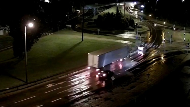 Malbork. Kolizja pojazdu ciężarowego z osobówką na Rondzie Lotników&#8230;