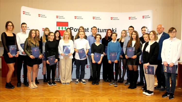 Powiat sztumski. Wręczono stypendia naukowe najlepszym uczniom.