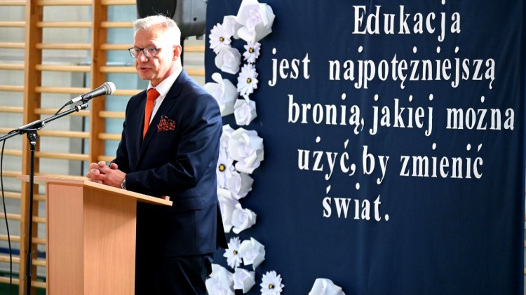 Nowy Dwór Gdański. Uroczyste apele z okazji Dnia Edukacji Narodowej.