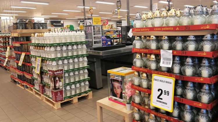 Drożyzna uderza w znicze. W sklepach jest średnio o 19 proc. drożej&#8230;