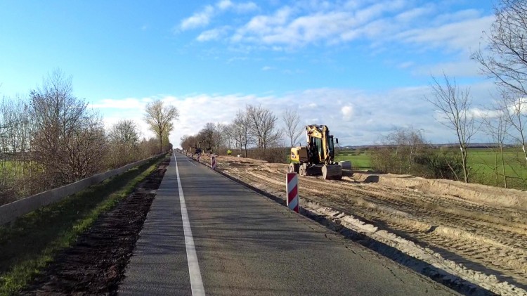 DK22. Trwają prace na rozbudowywanym odcinku między Knybawą a Gnojewem.&#8230;