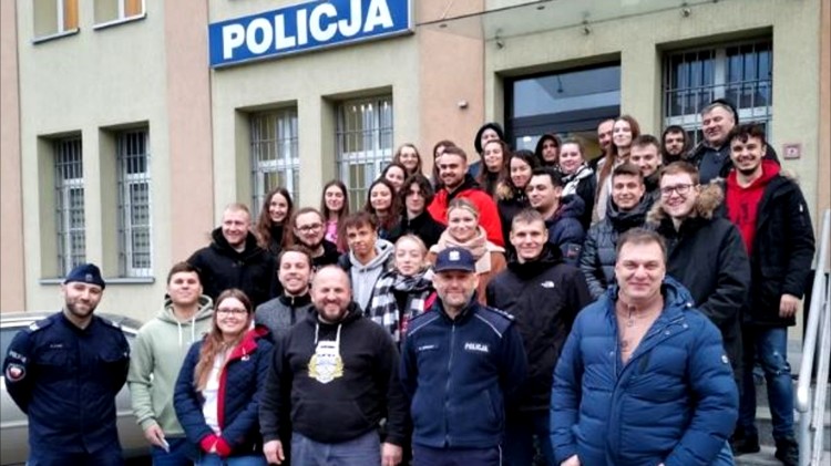 Sztum. Studenci AMW z wizytą u policjantów.