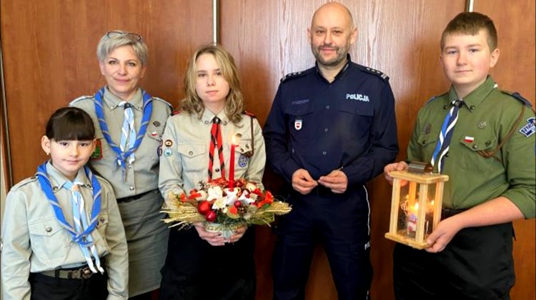 Sztum. Do komendy policji dotarło światełko betlejemskie.