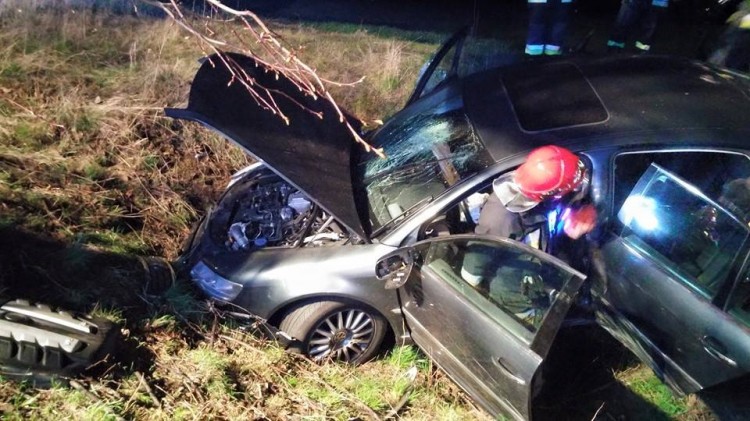 TROPISZEWO: SAMOCHÓD UDERZYŁ W DRZEWO. 3 OSOBY UCIEKŁY Z MIEJSCA ZDARZENIA&#8230;