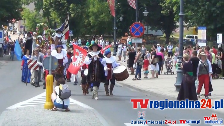 KOROWÓD FESTIWALOWY ULICAMI MIASTA MALBORKA. XIII MIĘDZYNARODOWY FESTIWAL&#8230;