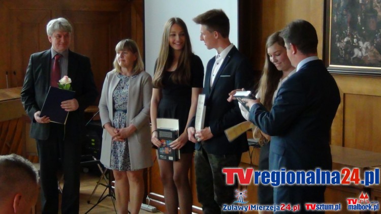 LAUREACI I FINALIŚCI OLIMPIAD I KONKURSÓW ORAZ NAJLEPSI SPORTOWCY NAGRODZENI&#8230;