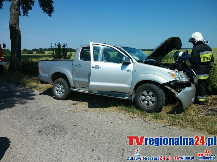 PERKLICE: TERENOWA TOYOTA UDERZYŁA W DRZEWO. KIEROWCA Z OBRAŻENIAMI&#8230;