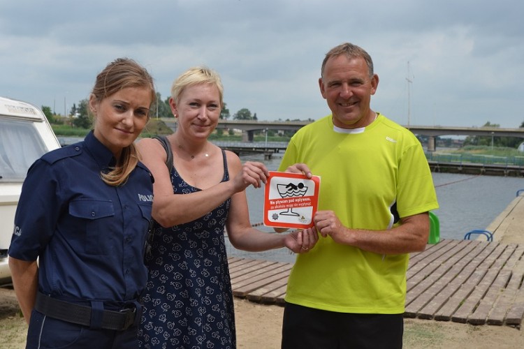 MALBORSCY POLICJANCI DBAJĄ O BEZPIECZNY WYPOCZYNEK NAD WODĄ - 09.07.2015