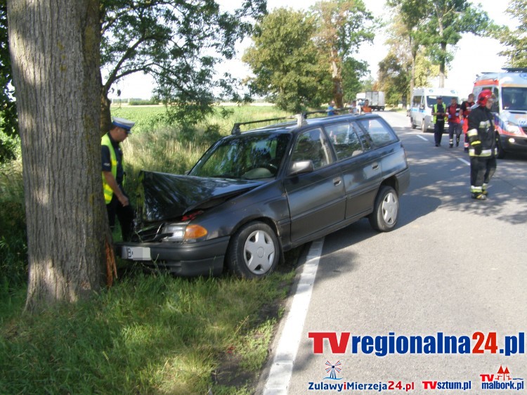MĘŻCZYZNA ZASŁABŁ ZA KIEROWNICĄ I UDERZYŁ W DRZEWO. WYPADEK W STARYM&#8230;