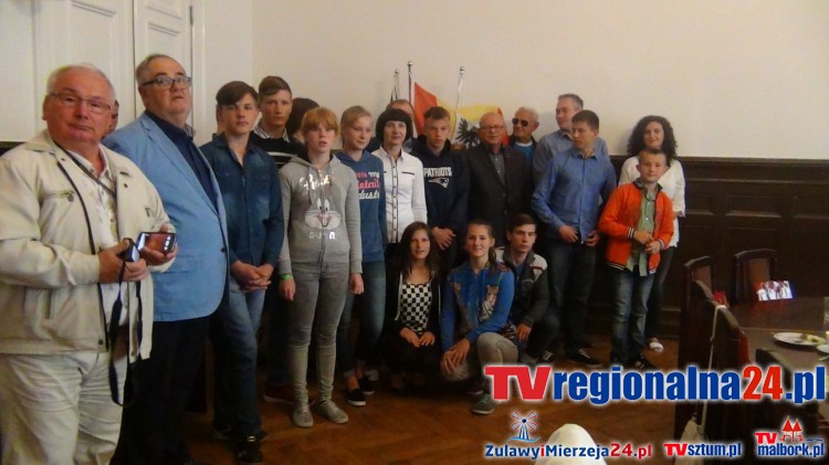 STAROSTA POWIATU MALBORSKIEGO POŻEGNAŁ WYCHOWANKÓW POLSKIEGO DOMU DZIECKA&#8230;