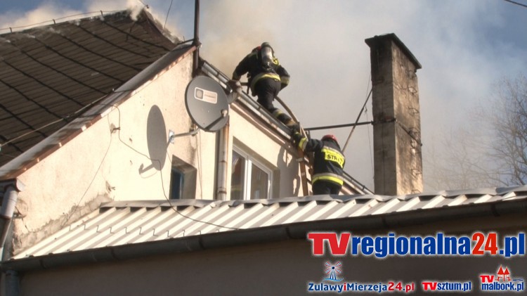 Pożar pałacu w Polaszkach. Na miejscu pracowało 10 zastępów straży&#8230;