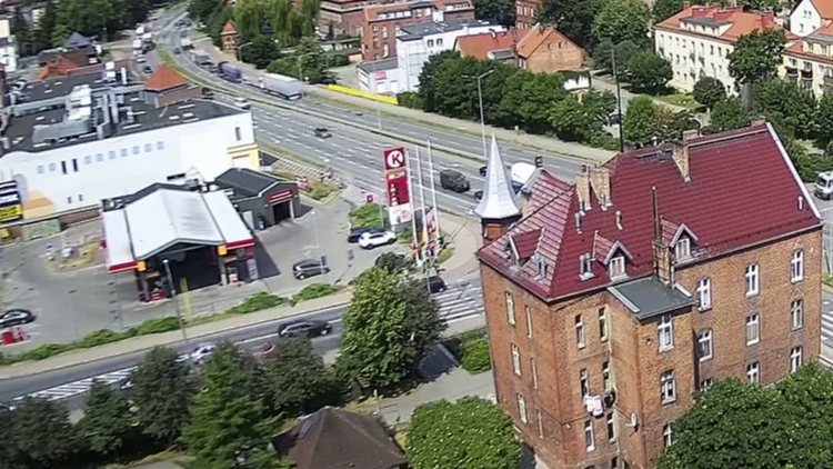 Malbork. Nie zaciągnął ręcznego? Auto stoczyło się prawie w dystrybutor stacji paliw w centrum miasta.