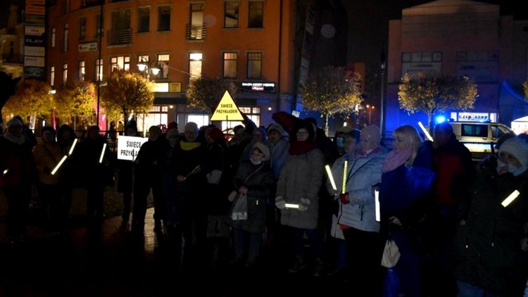 Malbork. Świecą przykładem i noszą odblaski – wspólny happening seniorów i policjantów.